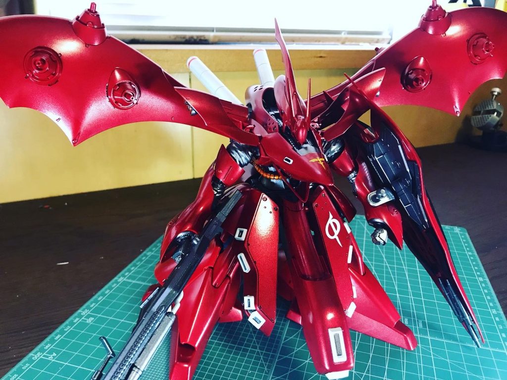 関節部分のマスキングを忘れてこれ以外のポージングをすると関節が割れそうで怖いのですがポリキャップが一つも無いhgucは初めてで驚きました♬