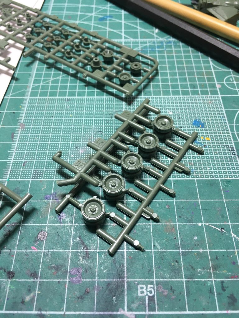 冒頭で述べた通り細かいパーツが多すぎていちいち律儀にゲート処理して組んでると転輪のパーツは時間がかかりますので、電撃ホビーウェブのページで見た通りランナーの一部を切り取って疑似ランナーロックのように組んでいました。これなら1パーツにたくさんゲートがついてるだけ、という状態になるので多少気が楽になります。2機セットだからなおのことオススメです。 電撃ホビーウェブの記事はこちら