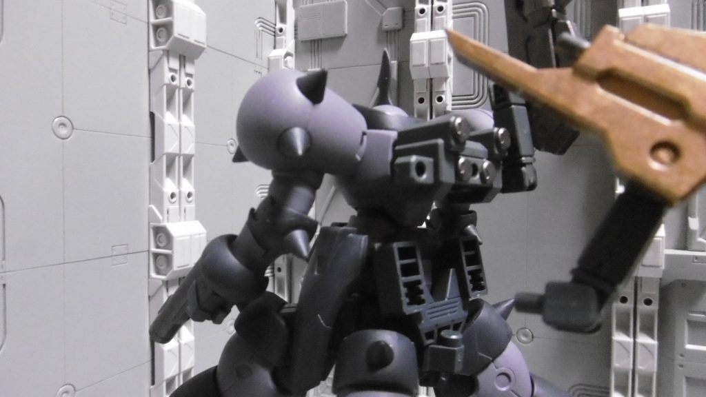 パージ(武装解除)は、アームごと。さっさと撃ち捨ててしまおう。これで元通りの重量だ!(残57)エルドラブルート時にビームキャノンを背負うためのラックは、接続部の形状からして他に使い道が無いので、排熱ダクトのように使っています。