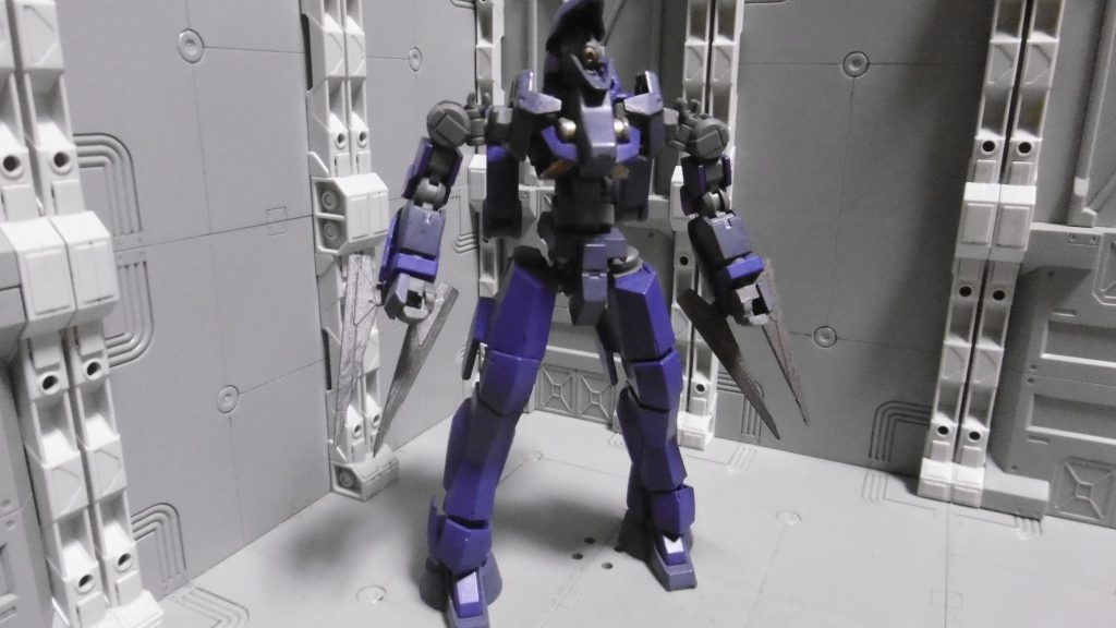 探索ミッションイメージ(肩アーマーを外して軽量化)元々は『忍者MS』として数年前から計画していた物なのですが、AC世界にも探索・隠密ミッションは存在するのと、表現する際に幾つかの不都合があったので、今回は普通(?)の設定に。