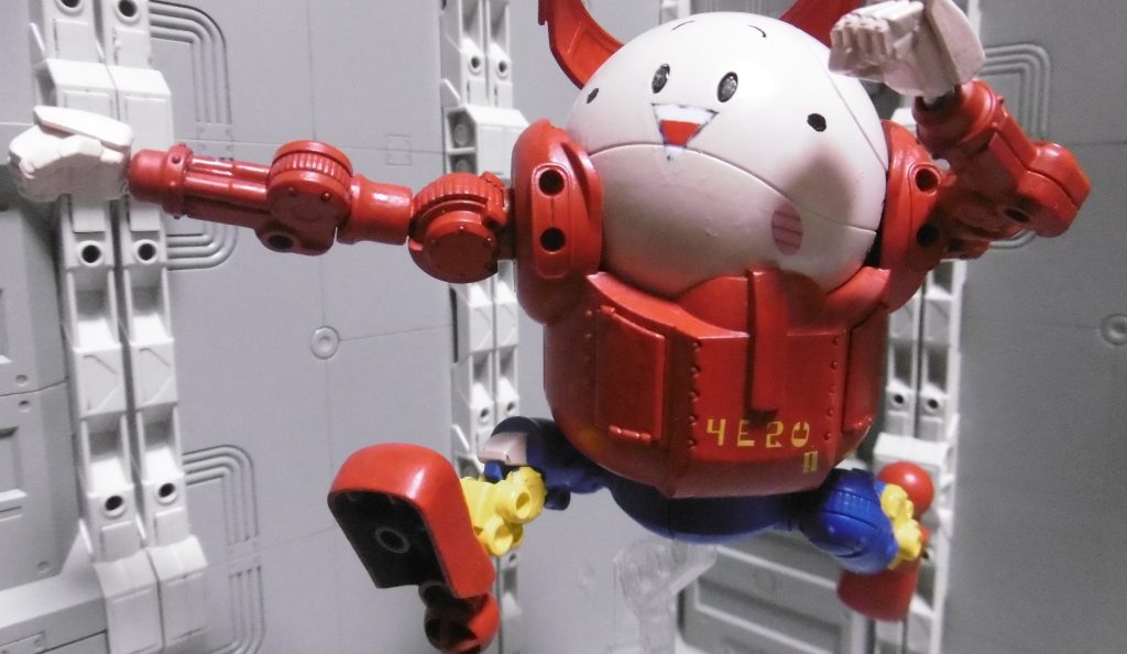 へろへろくんを象徴する動き『へろ走り』についてですが、そんな細かい芸当がモビルハロ素体に出来るわけもなく、まるで「これから誰かを殴りに行く」かのよう。おともだち にげて!このポージングの視点を変えたのが、トップ画像です。決して全力パンチではなく通常歩行術。