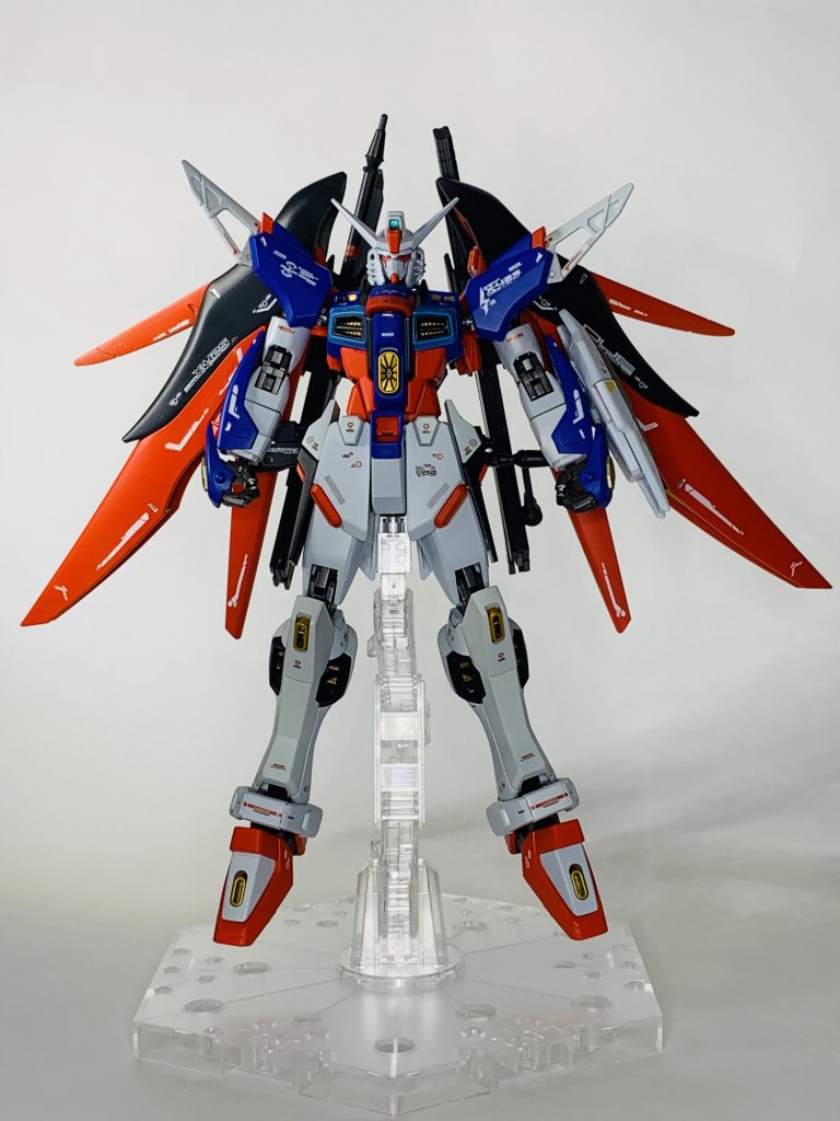 胴体はストフリ、腰アーマーと両足はインジャ、それ以外はデスティニーで構成されてます。インジャとデスティニーのみ関節などが独自規格でストフリの胴体にミキシングするのが難しかったので、肩関節のみバルバトスのガンダムフレーム使用してます。