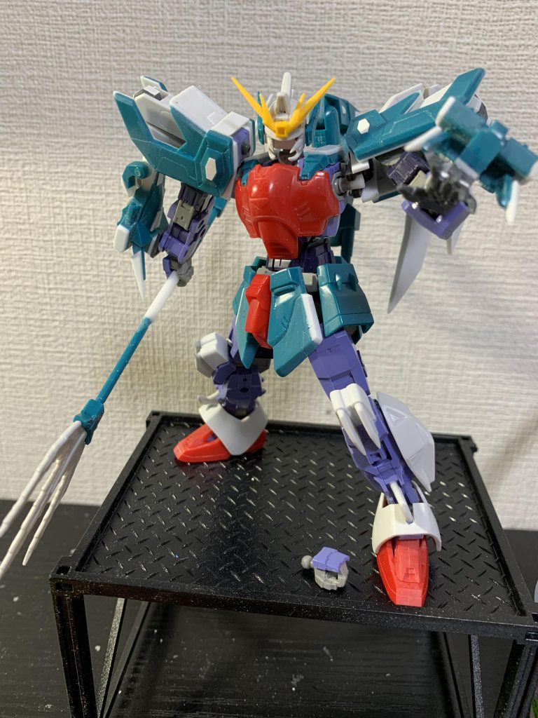 塗装前状態で見るとわかりやすですが、素体にはほぼ手を入れていません。元デザインとはかなり違うんですが、特徴的なパーツが付いて、色を変えると違和感あまり感じません。