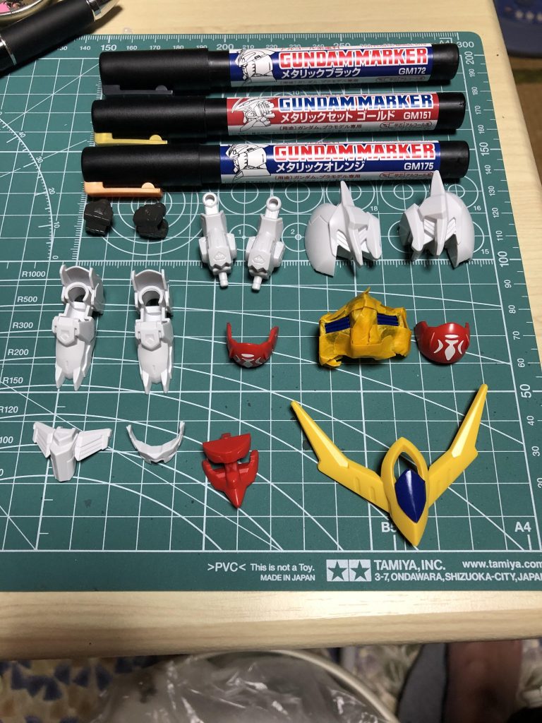 ステッカーレスを目指して塗装準備。付属のステッカーも使ってマスキングしてます。