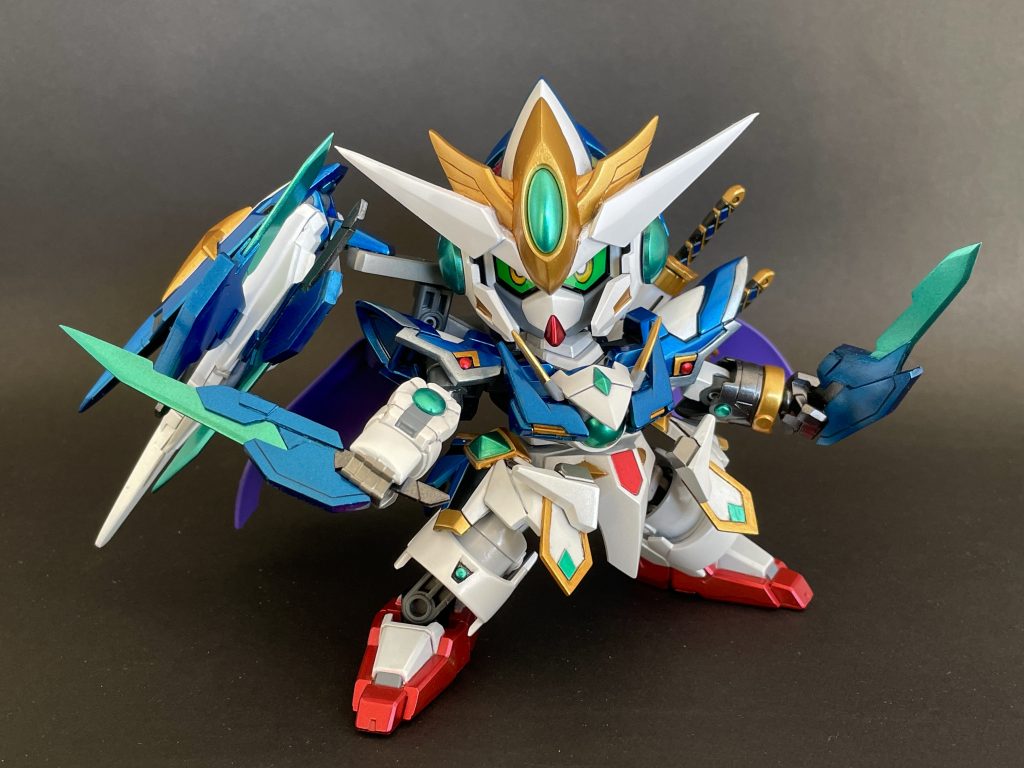 GNバトルブレイドとGNバトルソード。比較的短い剣であり乱戦に用いる。プラバンから切り出して作りました。