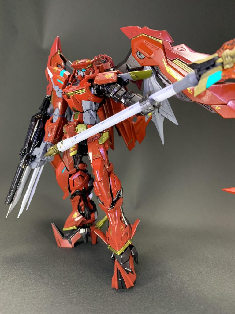 色々と苦戦しましたが自分の中で1番の失敗は海外製のメッキ調デカールを使用したことです。トーンを落とした赤で塗ったのに金ピカデカールを貼ったらすごいゴージャスになってしまいました…ディテールアップのつもりがこのデカールはデザインが変わるレベルでした。これでもいいと言ってくれる方がいたら嬉しいんですが(^◇^;)