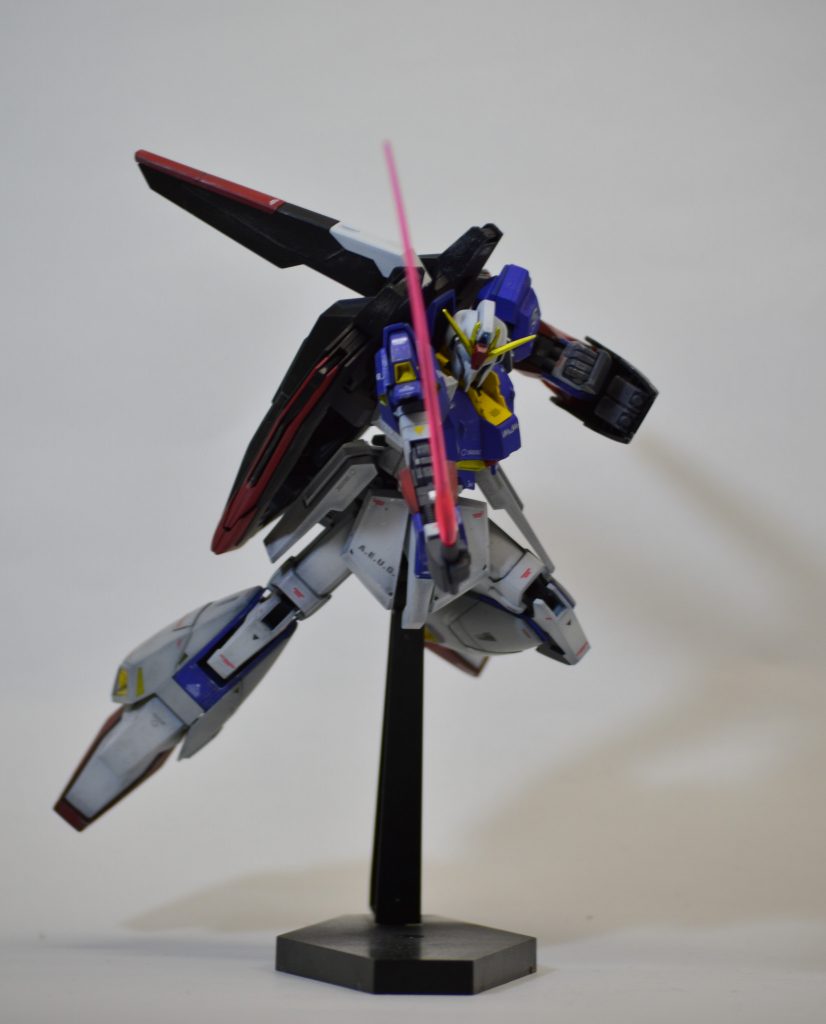 このキットは変形機構と可動範囲の両立がされているのでケレン味あるポージングも余裕です。変形させなかったけどね!壊れそう!塗装剥げ怖いし!笑笑