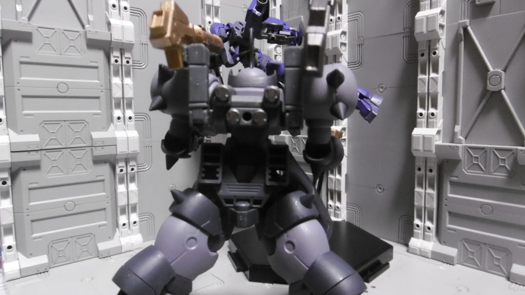 ACっぽく、TPS視点で。奥にいる相手は次作あたりに。ちなみに諸事情により、今回のアセンデータを用いたAC3SLシミュレーションまではやっていません。まぁ何と言いますか、ガンダム世界観でもAC世界観でも、正直言ってあまり強くはないと思います。主力のテトラデントもビームキャノンも失い(そもそも重量過多で積めない)、ダウンスケール化した肩武器と小型の銃2つのみでは、この先生きのこれない。ガンダム世界観ではキャノン発射制限も無関係に、一般兵の二脚MSでも空中からキャノンを普通に撃ってくると思うと、何だか恐ろしいですね。