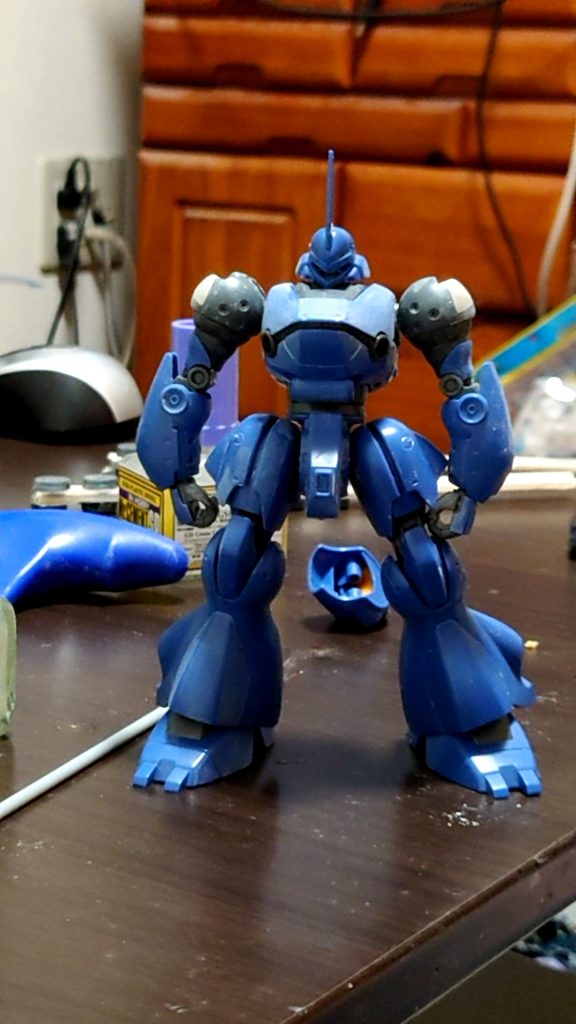 露出する分、肩の球型パーツ自体も欠けてる部分を延長。モールドが甘い胸上のダクトや凸部分は一旦削り落としました。