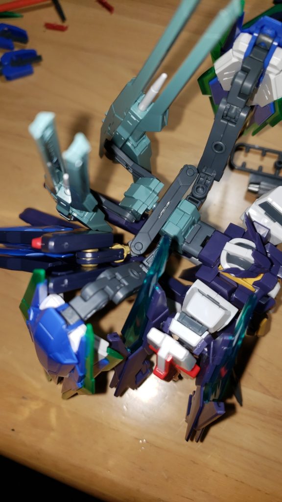 仮組みの時の写真です。これ横から見るとすっごい後ろに突き出てて、結果的にはバランスが悪いなと思ったのでドラグーンだけ外したんです。単機で戦域を支配できる機体、ということで対艦攻撃能力も必要だと思ったので、ランサーミサイル(この時はダインスレイヴだと思ってた)を外す訳には行きませんでした。