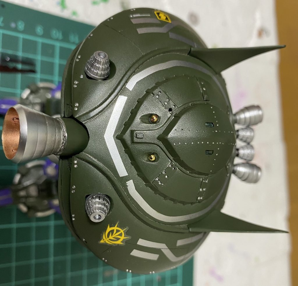 プラ板貼り付け少々、マスキングにて銀のライン、デカール少々使用しました。♪♪♪…