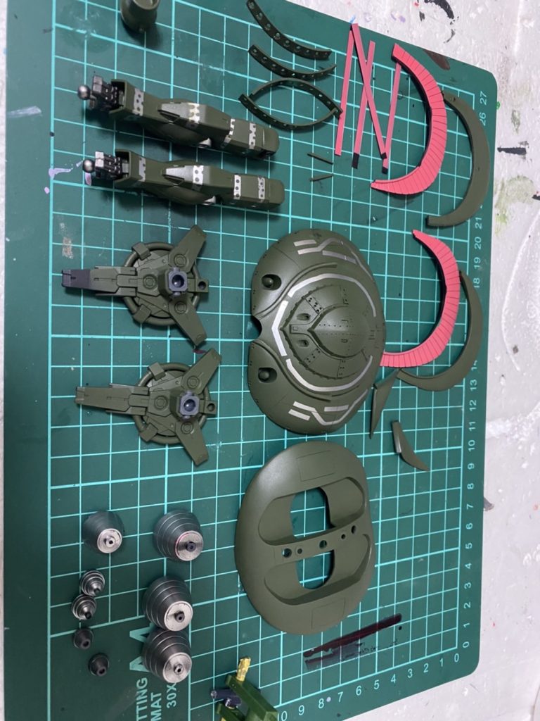 カラーはエアブラシで…グリーンとカーキグリーンを混ぜて、シルバーはスーパークロームシルバー2を使いました…。♪♪♪…