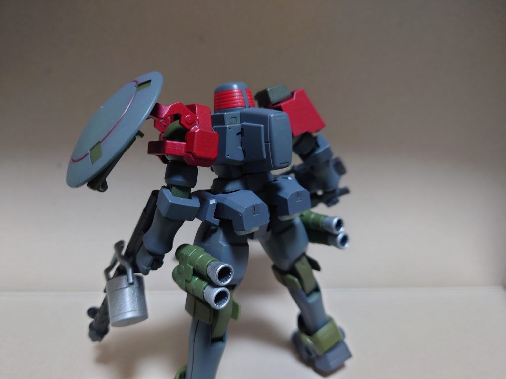 背中はどうしてもシールドを持たせたくて干渉の多いフライトユニットなどは付けずにそのまま組んでます。