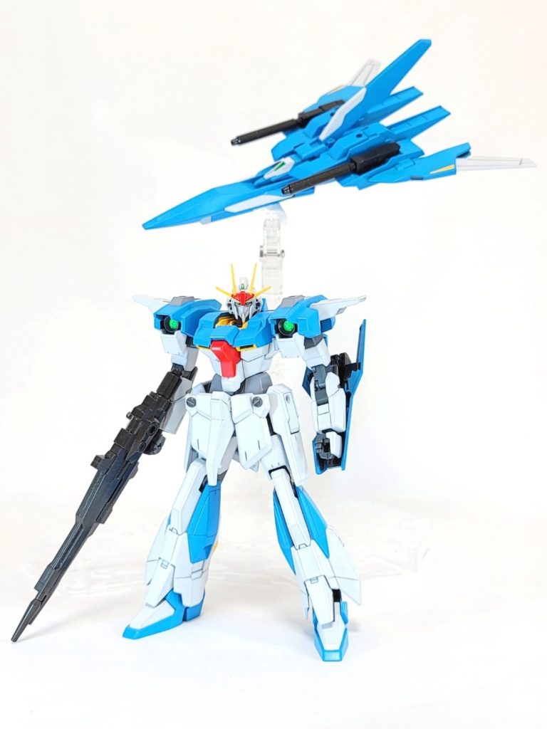 まずはバックウェポンシステムとの分離形態から。ブルー部のカラーはスカイブルーで仕上げました。肩のセンサーユニットはHアイズのグリーンを使っており、裏側にラピーテープを貼っているので輝きます。フロントスカートの3mm穴はマイナスモールドで塞ぎました。