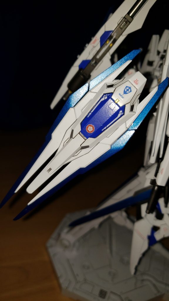 ヴァルキュリアビットA/BAは、Fファンネルよりも運動性が向上していたり、より敵の攻撃を無効化出来る金属でできている。Bは、ファンネルとして、またはヴァルキュリアソードと合体して大剣として使うことも出来る。こちらは防弾効果はほとんど期待できないので、攻撃専門となる。ヴァルキュリアシールド機動性を高めるため最大限装甲を薄くした本機体において重要な役割を持つシールド。可動域が広く、前方向にまで持ってくることも可能である。また、シールドの付け根部分にはビーム砲もついており、可動域が広いことも相まって、非常に広い射界を確保している。 要はガンダムバエルで言うところの、ウイングについてるレールガンである。ちなみに、なぜ某戦闘機ゲームのエルジア軍のマークを使ったかと言うと、私の中で