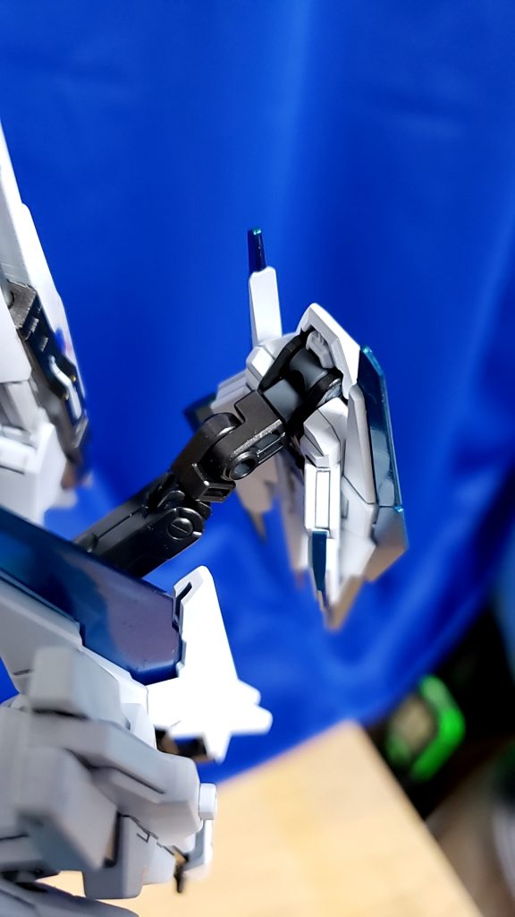 これ初めて知ったんですけど、クアンタのこの辺(?)にビーム砲あるんですね。完成した後に友達から言われて初めて気づきました。これ反省ポイントですねぇ...