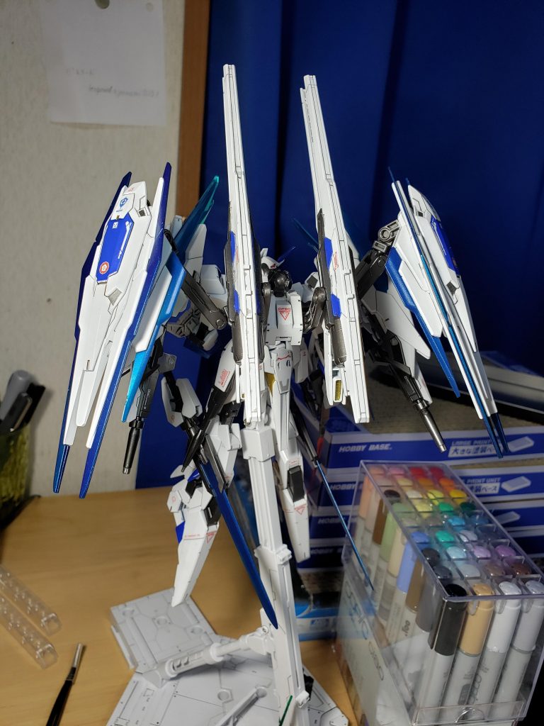 背面から。変形機構を保ちたかったので、これ以上兵装を増やすにはバックパックを後ろ向きに長くするしかありませんでした。なのでかなりボリュームがあります。