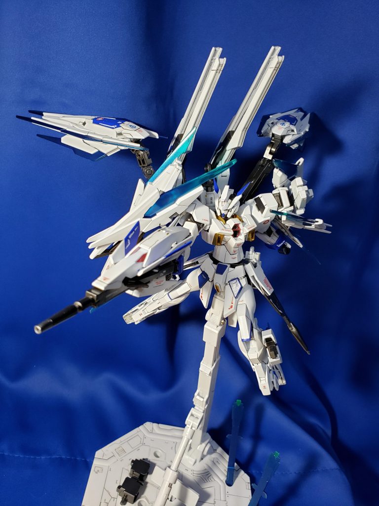 ハイバードッズバスターライフル前身のハイパードッズライフルマグナムよりも大口径化したことで威力が上昇している。また、エネルギー充填率によっても威力が変わる。例えば50%ならば、速射できるが、威力が落ちる。一方100%以上の場合は射程、威力が大きく上昇するが、速射性能が大幅に落ちる。また、ビームサーベルのような刃を生成することも可能である。