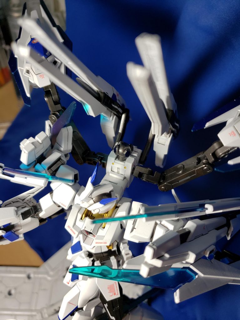 戦闘補助コンピューターユニットバックパックについている球体は、敵機体の行動情報や、パイロットの神経データの収集し、パイロットの射撃を補正援助したりする、戦闘支援AIである。また、ヴァルキュリアビットはこのAIと、パイロットの思考操縦によって制御されている。逆に言えばこれを破壊されると思考操縦でしかビットを動かせなくなる上、命中精度が大きく落ちる。しかしこれを破壊するのは非常に難しく、ただでさえ速すぎるヴァルキリーに追いつき、ヴァルキリー本体の攻撃を回避しつつ、計16基ものそれぞれが意志を持ったようなヴァルキュリアビットの猛攻撃を突破してピンポイントで破壊しないといけない。