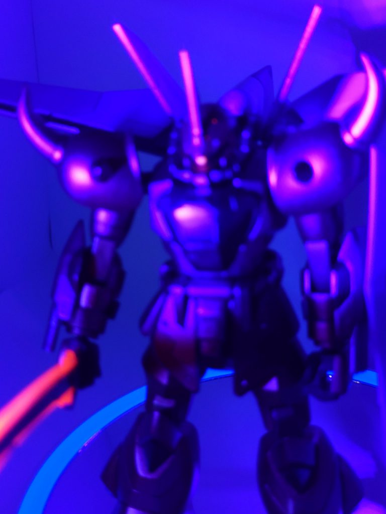 モノアイとテンペスト ビームソードは蛍光で塗装。