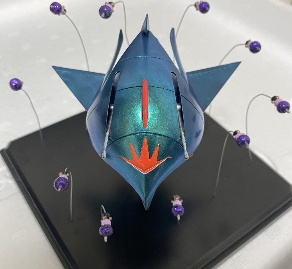 ビギニング本体は、下地は黒でパール塗装ターコイズグリーン線 シャインレッド 下マーク オレンジビットはパール塗料 アメジストパープル