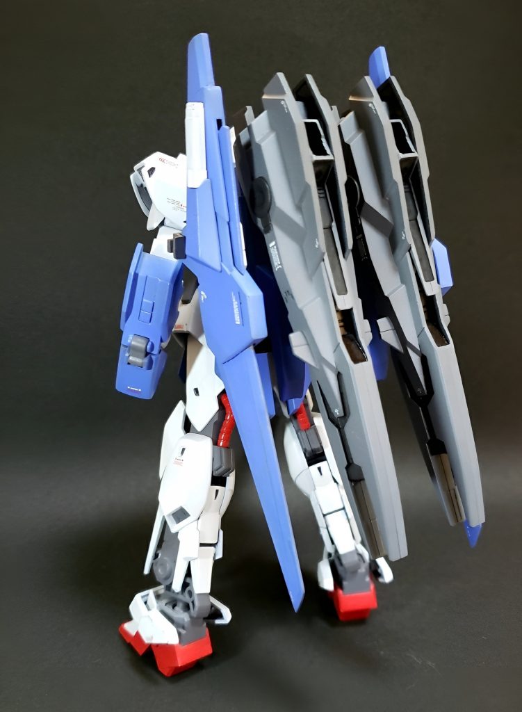 フロント&バック(再)これら全てを装備して、ビルドデルタガンダムの全形になります。正面と後ろ姿で異なる雰囲気の面白い形状に出来たのではないかと思っています。肩のマーキング「肆」はΔの数価4を表しています。