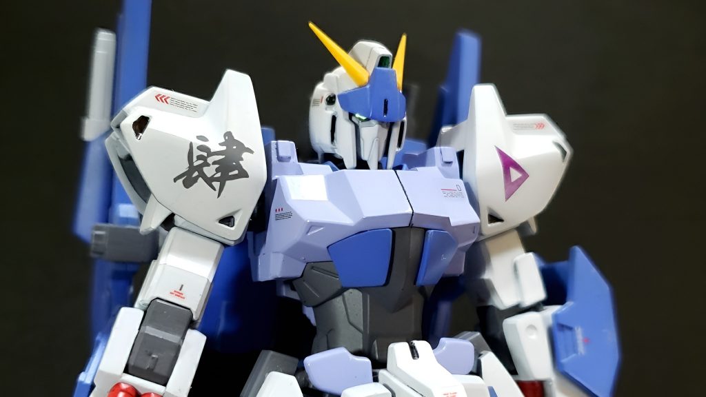 もう一つの製作イメージとして、前述のホビーアニメの登場機体っぽさを目指してデカールを貼り付けました。肩が顕著なのですが、1/144には大きめのデカールを使っています。GBN内のゲームモデルを想像しながら大まかに…雑多に…貼り付けていきました競技玩具のような、ミニ四駆などのステッカーに似た雰囲気が出せれば良いなと…