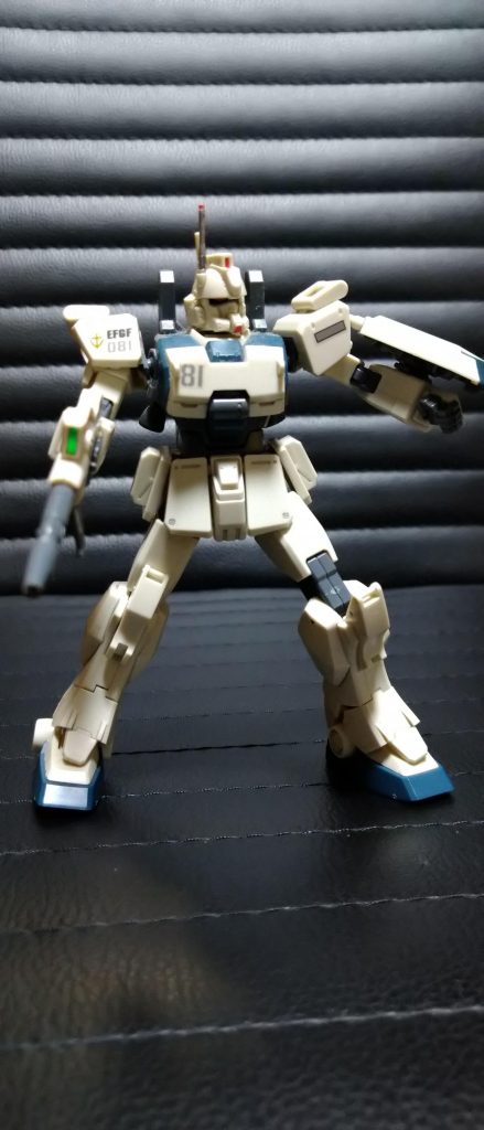 スミ入れをして、アンテナをガンダムマーカーで塗装しています。