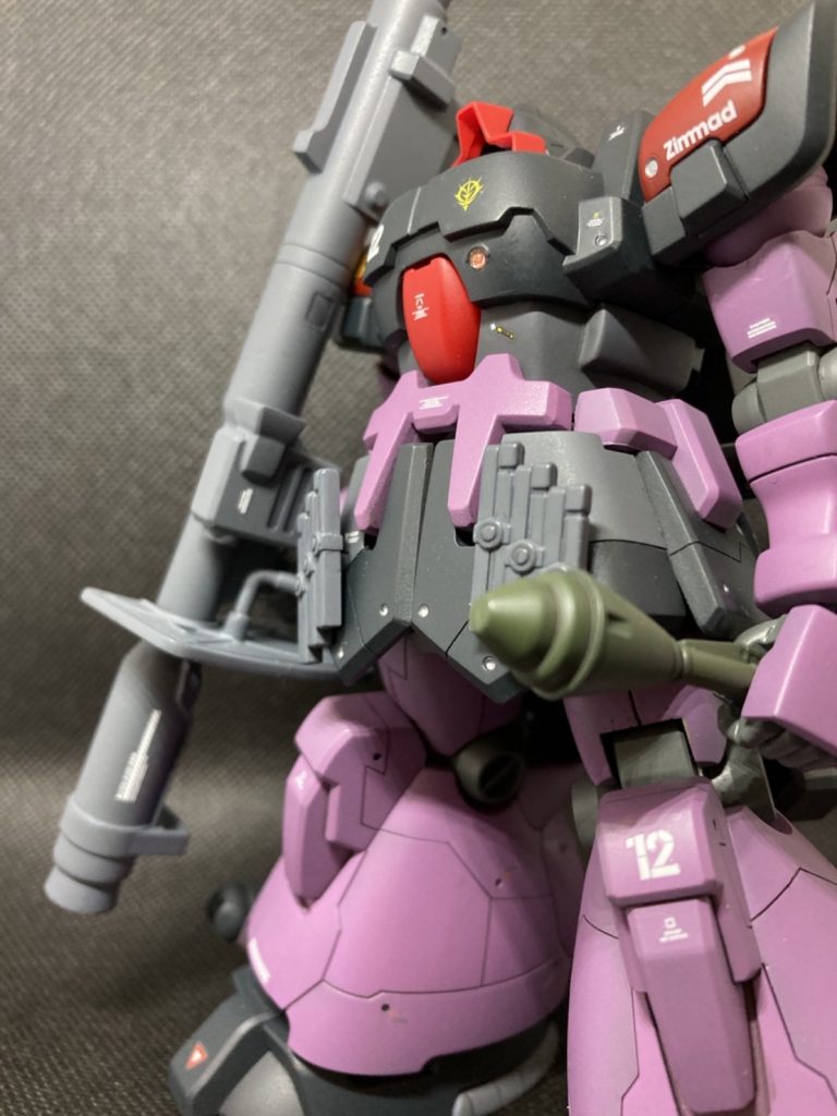 多くの武器が付属しているとてもプレイバリューの高い本品ですが、昨今の品薄で全く見かけませんね。たまたま2年ほど前に買っていた物があったので作成しました。左胸のセンサーみたいなのは何なんですかね?スプレッドビームの名残り?