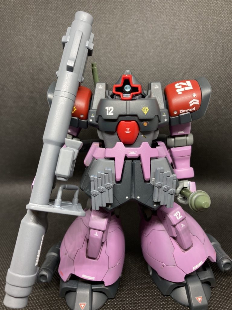 正面からスタイル変更などの高度な技術は持ち合わせていないため本体はそのままです。工程はスジボリ、全塗装、モノアイの可動化を施してます。劇中のカラーリングよりは少し明るめですが、気に入ってます。