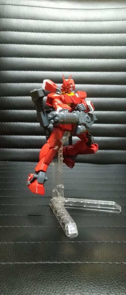 銃口をガンダムマーカーのスミ入れで塗り、フロントアーマーは独立稼働するようにしました。