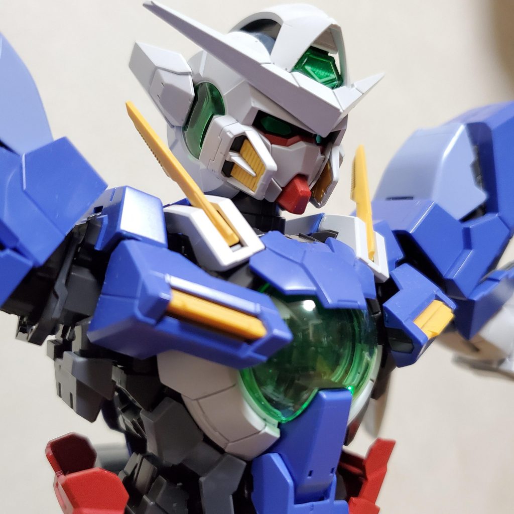 中でも僕がすごいと思ったのがレンズの構造ですね!HGやMGだとクリアパーツのレンズを1枚はめて中にシールを貼るという感じでしたがPGエクシアはなんと!透明クリアパーツの上から深緑クリアパーツを重ねるという2枚構造になってるんです!たとえ発光しなくとも重ねるだけでこうも見た目が変わるのかっと言った感じですね!
