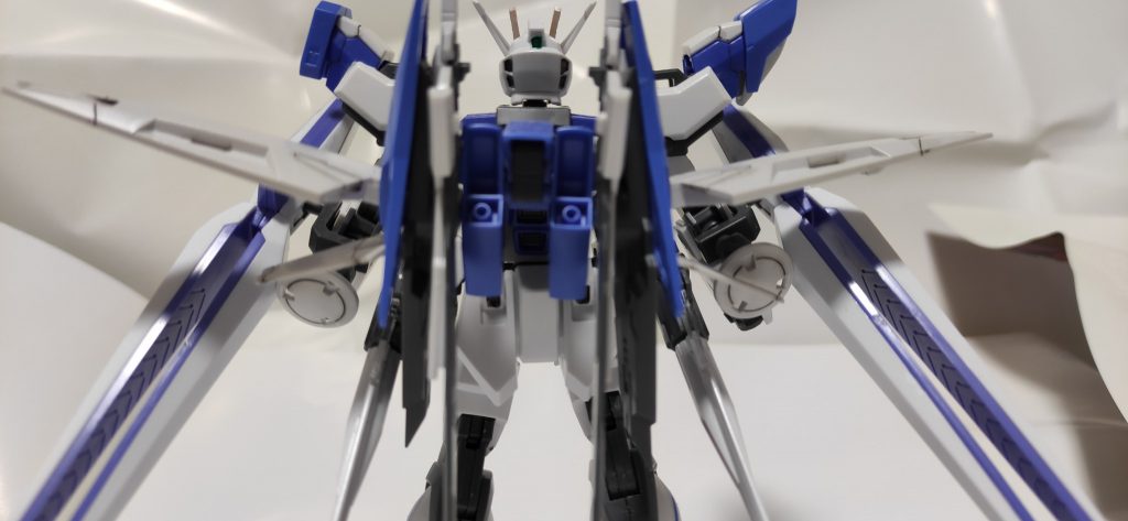 両肘には太陽炉が搭載しててトランザムも搭載してます