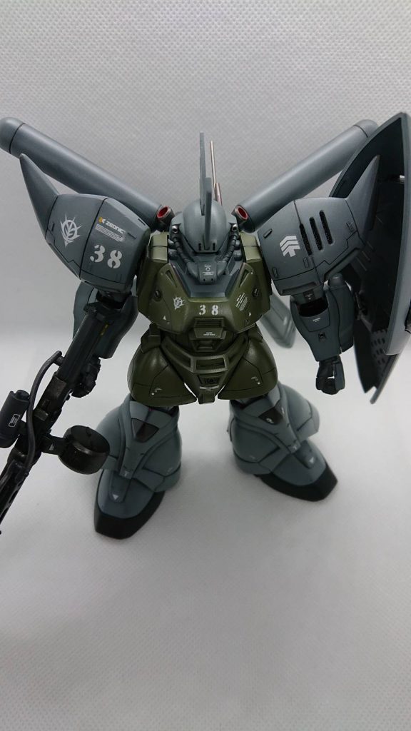 フロントスカートも分離してボールジョイントで接続しました。初の挑戦で可動はどうかと言えば…。