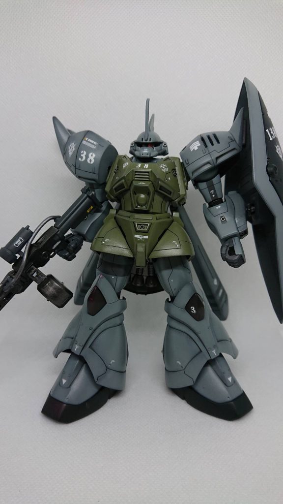 正面から、今回太腿の延長工作に挑戦しました、少し痕があるのでグレーのラインでごまかしてます。腕のラインを今回は縦にしてみました。白色のデカールが強調できているかと思います。肩をボールジョイント接続にしたことにより多少前後に振れるのと、いかり肩にできます。ボールジョイントはポリキャップに瞬間接着剤を入れて3mmのランナーを軸に後は微調整で作成しました。