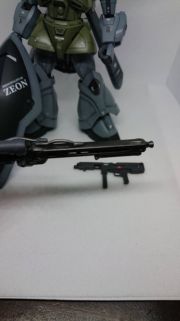 ビームマシンガンは肉抜きして被筒と銃身を別パーツに分けてみました。隙間ができてリアリティーがでました。この銃は本来は連続射撃で加熱した銃身を交換して使用しているんでしょうか？この銃は槓杆が右側にあります。二脚を使用して射撃をするのには問題ないですが、立って射撃の際は使い勝手が悪そうです。