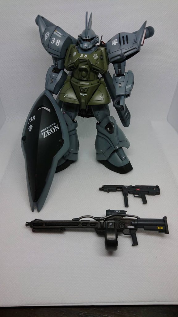 装備品、ビームマシンガンも90mmマシンガンどちらも黒鉄色とジャーマングレーで塗り分けをしています。これらの武器はドイツ軍の者に似ていますね。