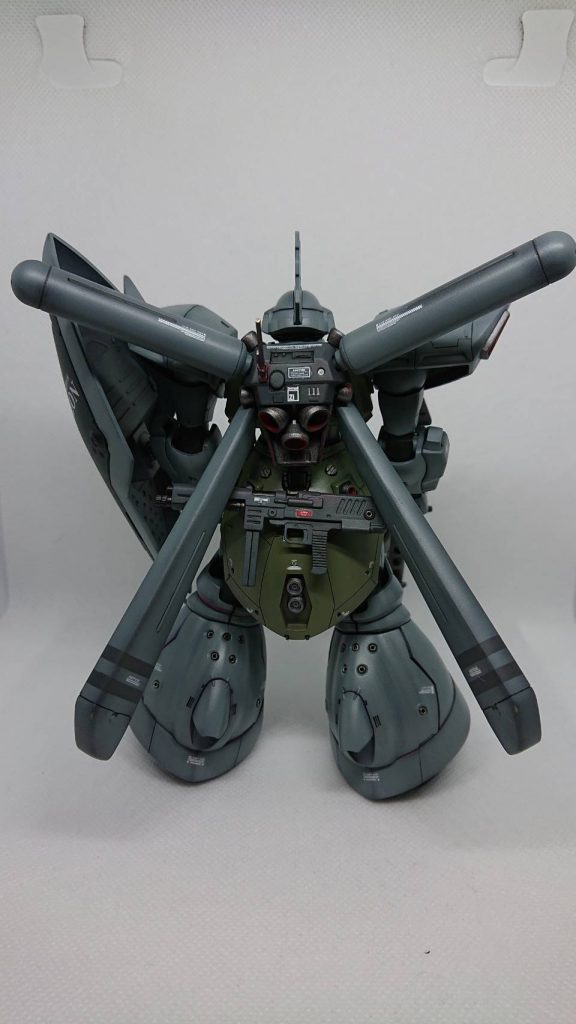 バックショットです。リアスカートのスジボリはバトオペを参考にしました。MMP-80マシンガンはネオジム磁石で保持しています。各部肉抜きをして銀色のビーズを埋め込んでます。