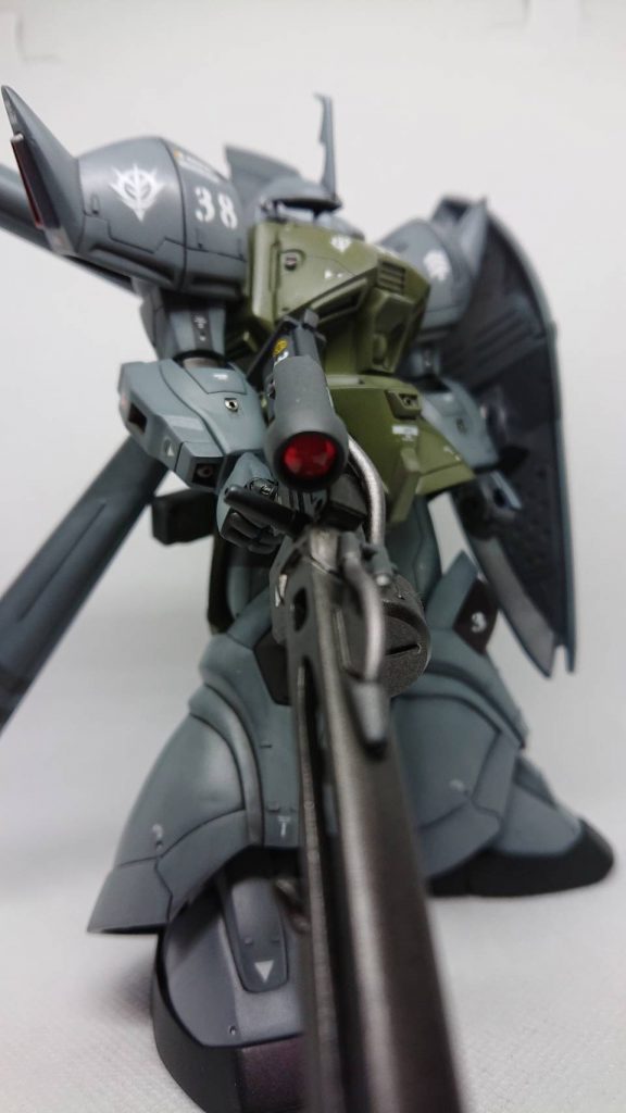 右側から煽り、ビームマシンガンのサイトレンズもクリアー化してます。本当は腕の二重関節化も予定していたのですが、ジャンクパーツを分離させる時に破壊してしまい今回は見送りました。