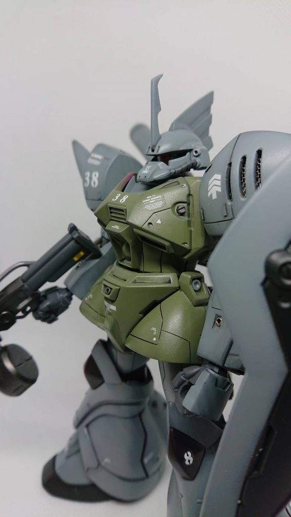 両肩の三本のスリットは肉抜きをして裏から網を貼り付け。胸のマイナスモールドはもっさりしていたので市販パーツと交換。