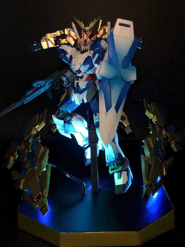 プラ板でパパッと作ったベースはフェネクスをイメージした色や形状に。内部にはホームセンターで買った部材で組んだLEDを入れてあるのでこんな感じに。