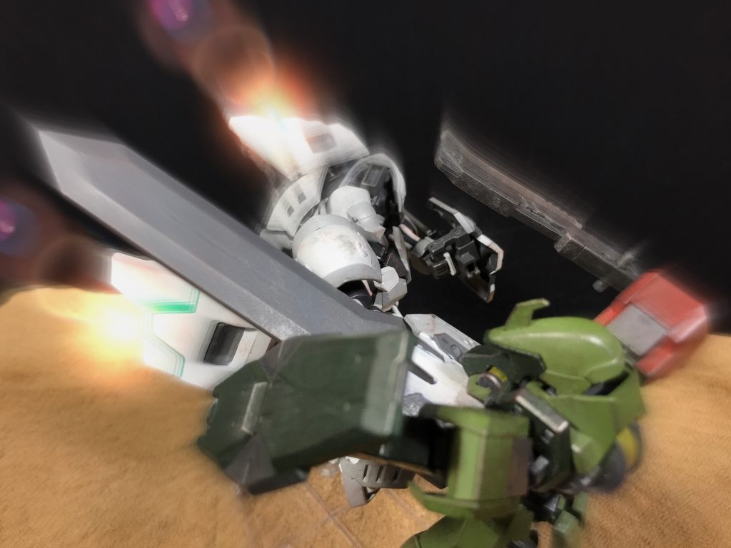 両手に武装をマウントするアタッチメントを兼ねたバックラーシールドを装備しているため、この状態では武器を使用することはできないため、バックラーシールドそのものを手甲のように用いて、爆発的な加速力の乗った打撃を行うのが本形態の基本的な戦闘スタイルとなる。