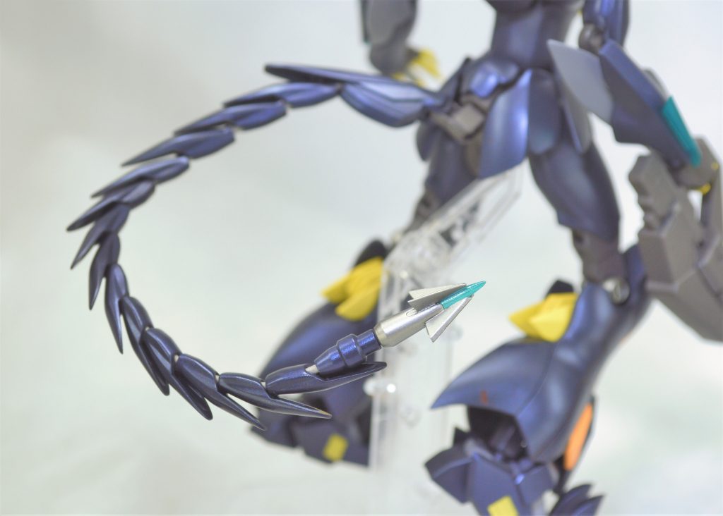 尻尾は先端をドリルに変更してより凶悪な雰囲気に中央はシグルブレイド素材(連邦の技術が所々に使われているハイブリットなイメージ)