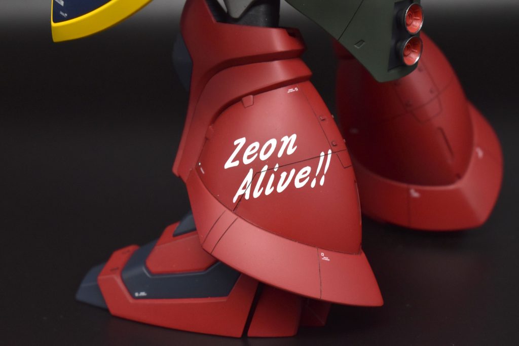 ジオンアライブマーキング自作のマスキングシートで塗装しています。