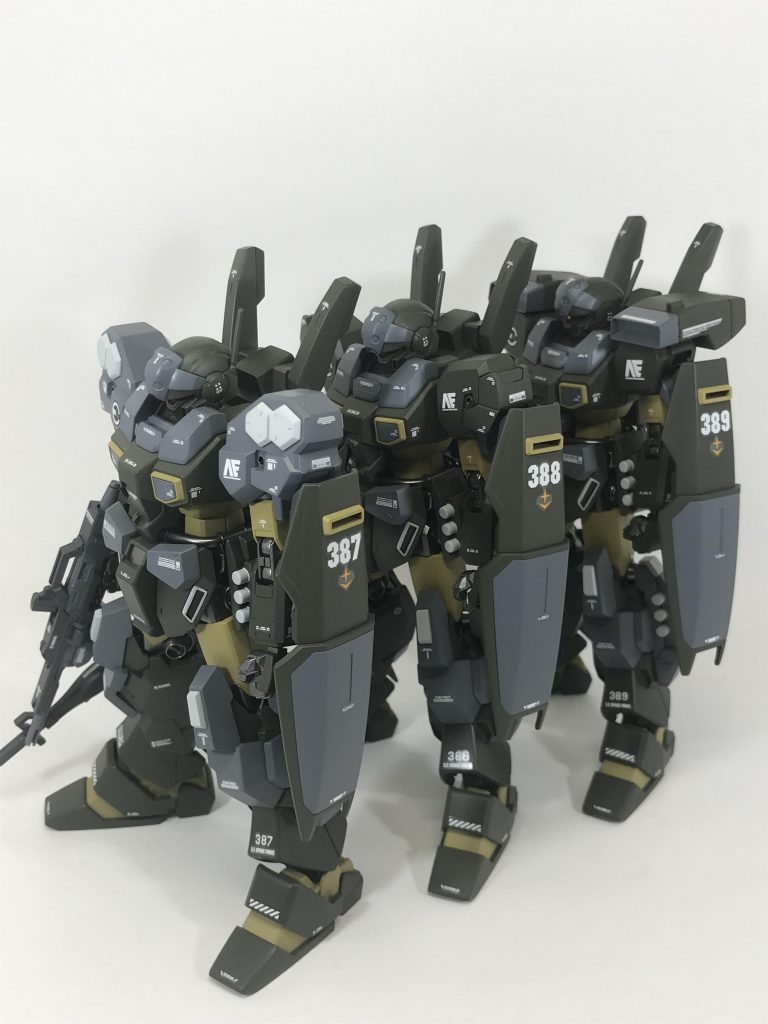 恒例の機体No.横並びショットです。前作同様に左脚脛にも機体No.が入っております。