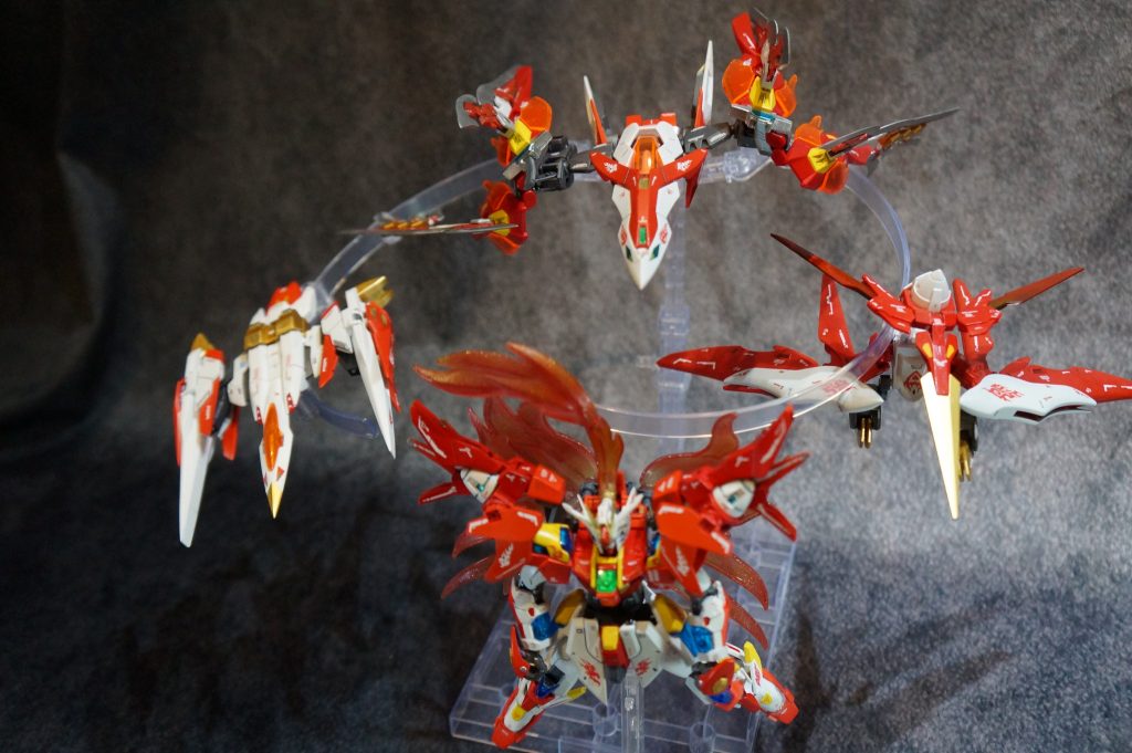 ﾌｪﾆｯｸｽ・ﾗｲｻﾞｰは三機の鳥型サポートシステムで構成されており、それぞれ違った個性を有している。