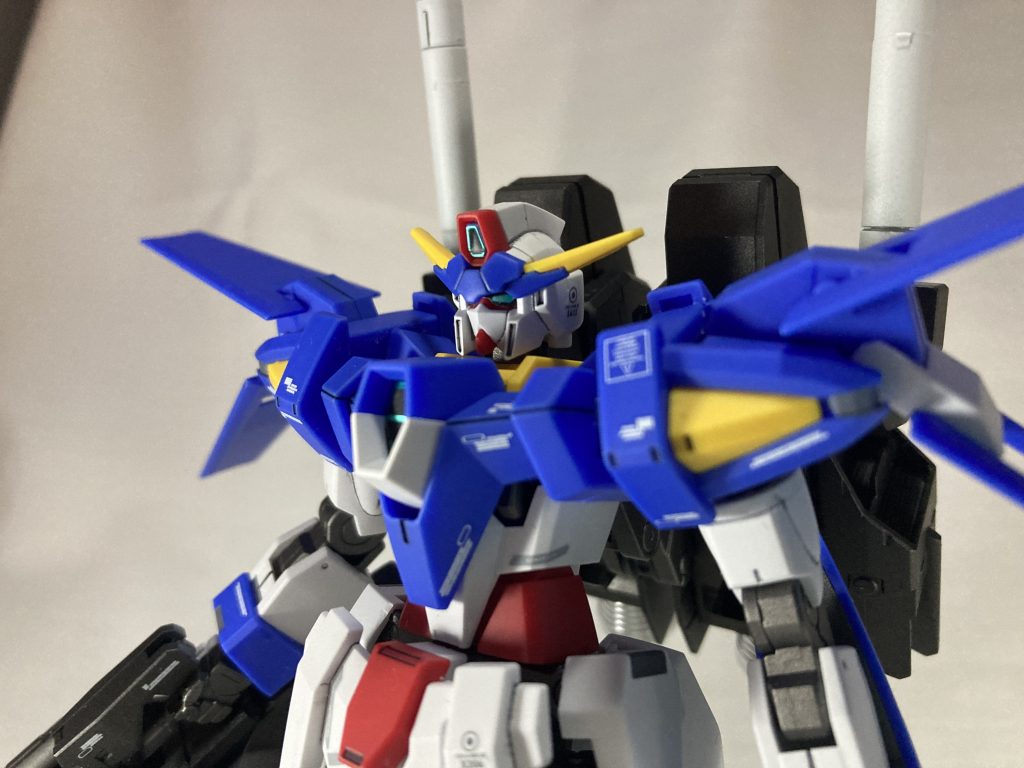 というわけでAGE-ZZZ(エイジトレスゼータ)でした。最後に顔のアップと背面を載せて以上となります。誰かの「好き」に刺さりますように