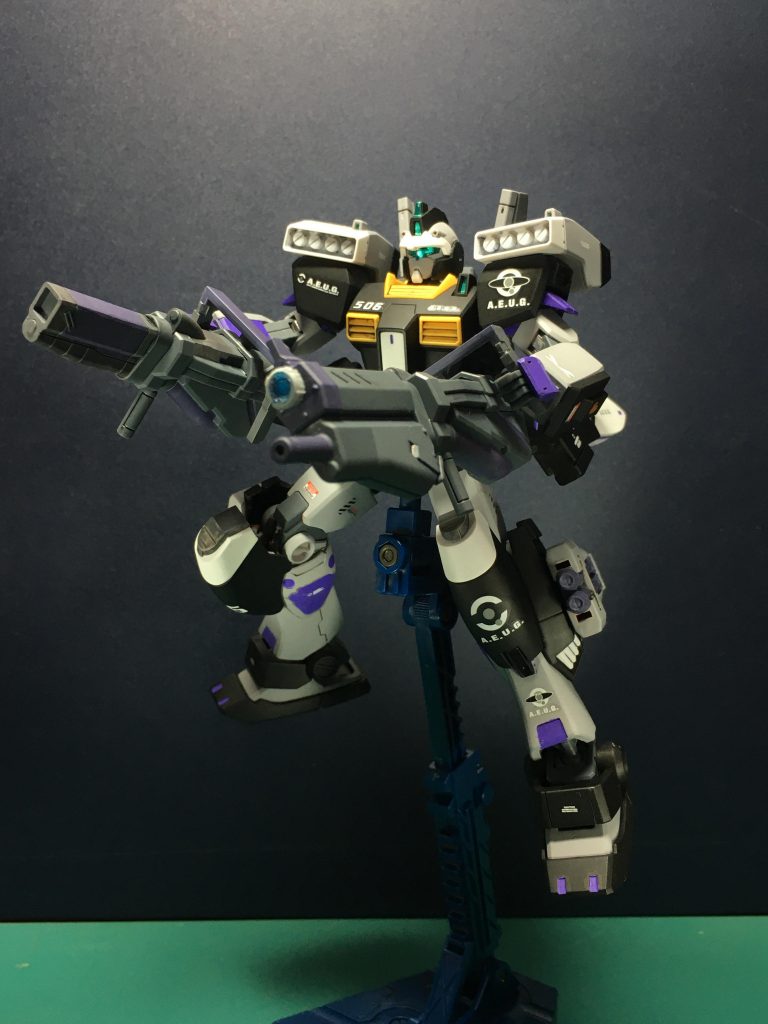 別売りのHGBCチェンジリングライフルも同時購入し、換装用のバレルも含めて製作しています。ライフルっぽい方は上部がセンサーになっていると想定してビルダーズパーツHDのMSサイトレンズ01を使用。