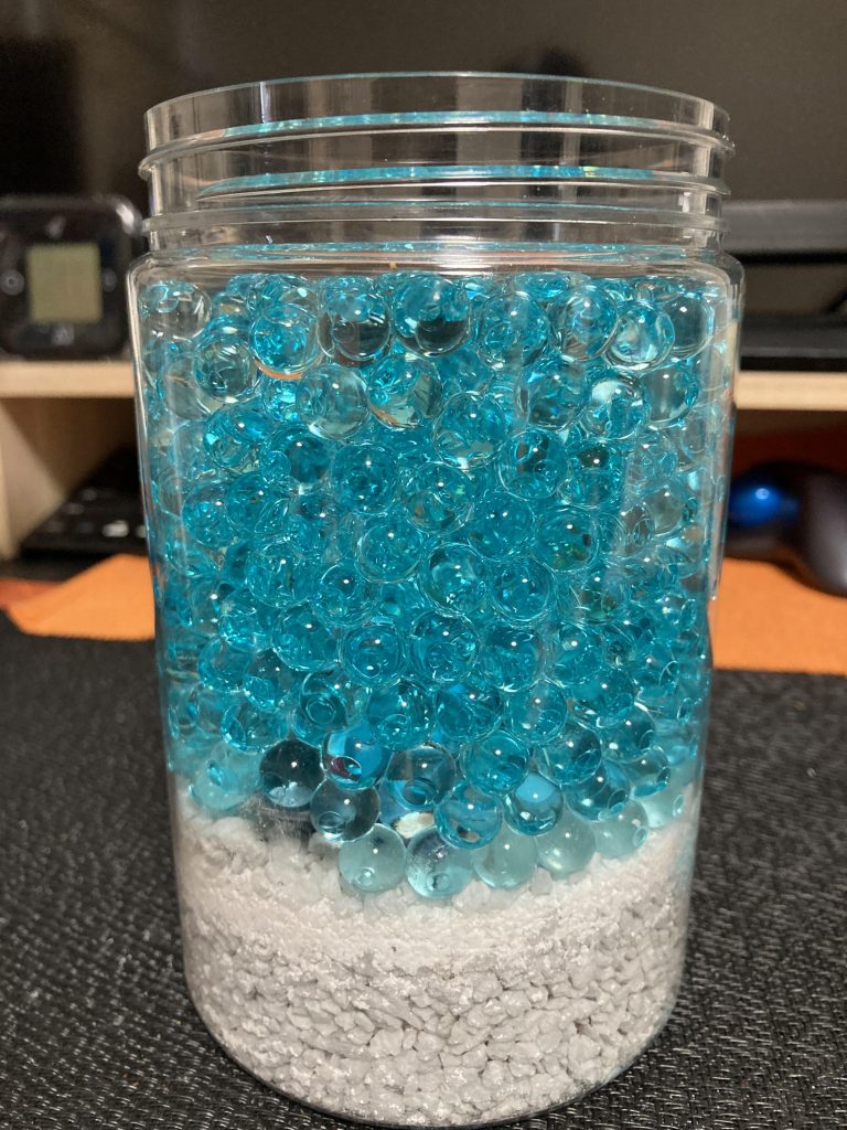 YouTubeで見た消臭ビーズによる水中シーンを表現したくてグラブロを作りました。海底は100均で入手したカラーサンド（ホワイト）とカラーミニストーン（グレー）。海中は消臭ビーズのアクアソープです。水を入れる前は何も見えません。