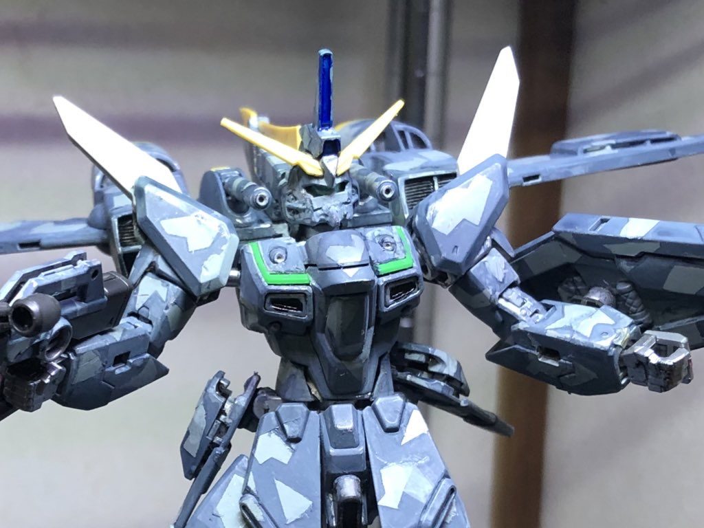 正面顔のパーツを無くしたのでパテで誤魔化し…きれてないです